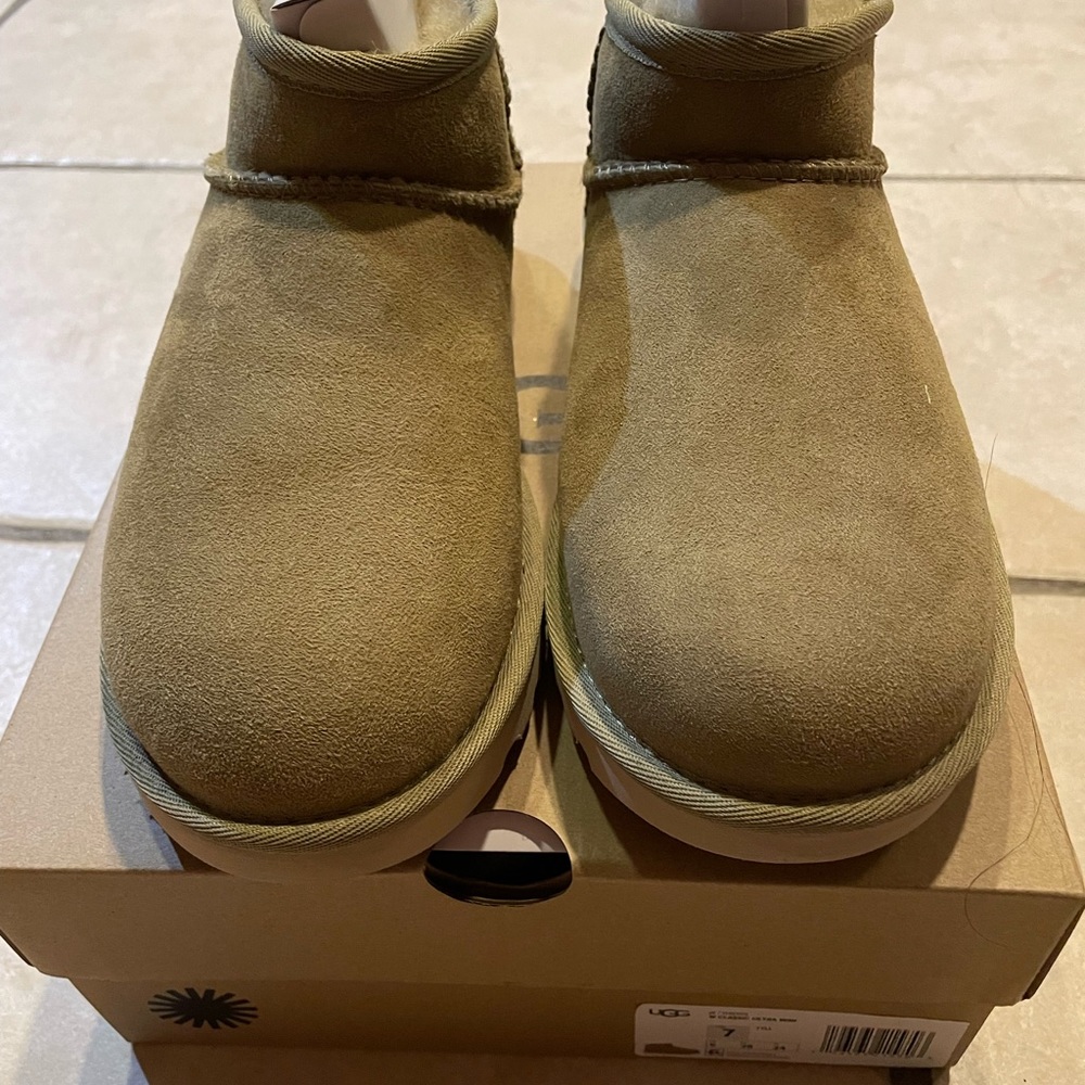 UGG Ultra Mini Tomatillo Size US 7 Women’s NWT